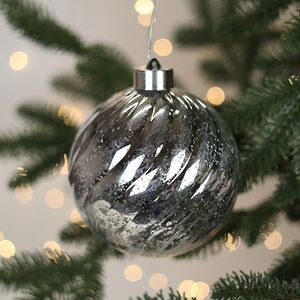 Светящийся елочный шар Эвелин 12 см серебряный, 5 теплых белых LED ламп, на батарейках Kaemingk фото 2