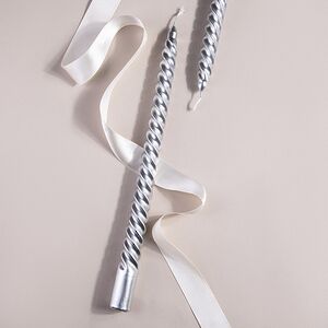 Витая свеча Эмануэлла 30 см серебряная