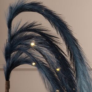 Светящаяся ветка с перьями Monike Blue 130 см, теплые белые LED лампы, таймер, на батарейках Koopman фото 3